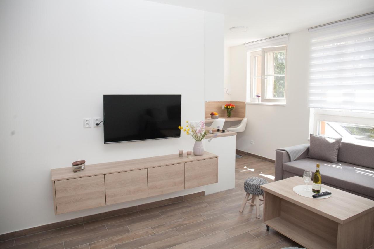 J4 Apartment *