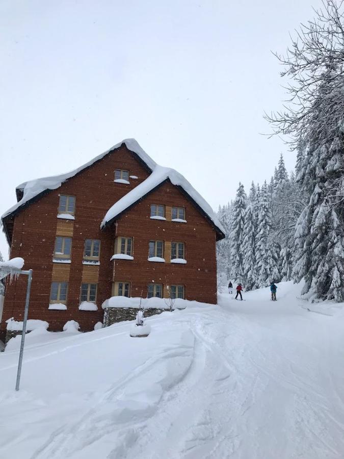 J4 Apartment