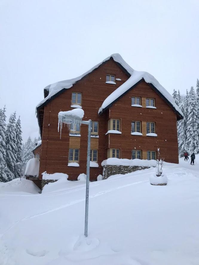 Apartment J4 *